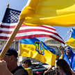 Zwolennicy Ukrainy przed Kapitolem Stanów Zjednoczonych po zatwierdzeniu przez Izbę pakietów pomocy