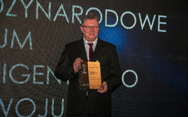 Krzysztof Kuryłowicz odbiera podczas gali PNIR statuetkę za dotychczasowe osiągnięcia