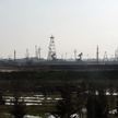 Kiwony i platformy wiertnicze na polu naftowym w Baku w Azerbejdżanie