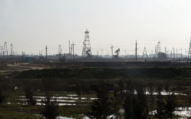 Kiwony i platformy wiertnicze na polu naftowym w Baku w Azerbejdżanie