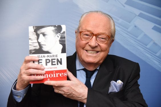 Jean-Marie Le Pen prezentuje egzemplarz swojej autobiografii, 2 marca 2018 r.