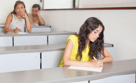 Karta stałego pobytu może pozbawić prawa do stypendium