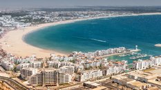 Agadir to miasto położone w południowym Maroku, bezpośrednio nad Oceanem Atlantyckim, oddalone około