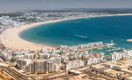 Agadir to miasto położone w południowym Maroku, bezpośrednio nad Oceanem Atlantyckim, oddalone około