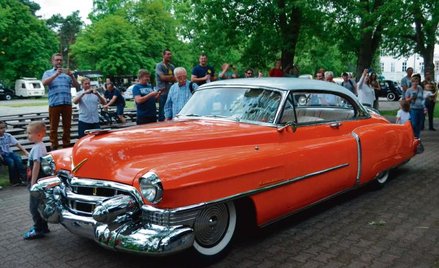 Król zlotu – Cadillac Serii 62 Coupe de Ville z 1951 roku.