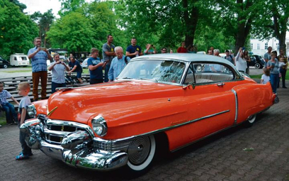Król zlotu – Cadillac Serii 62 Coupe de Ville z 1951 roku.