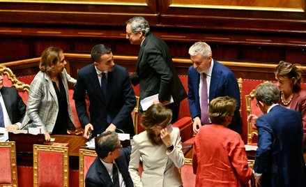 Premier Mario Draghi opuszcza sale obrad parlamentu