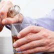 „Zostań w domu” nie sprzyja piciu alkoholu