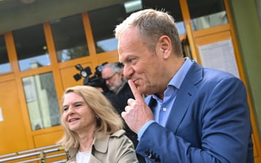 Donald Tusk z żoną po zagłosowaniu w wyborach samorządowych