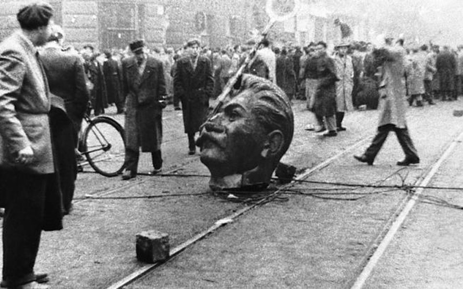 Podczas rewolucji w Budapeszcie tłum zburzył pomnik Stalina (październik 1956 roku)