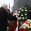 Jarosław Kaczyński składa wieniec przed pomnikiem ofiar katastrofy smoleńskiej na pl. Piłsudskiego w