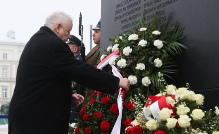 Jarosław Kaczyński składa wieniec przed pomnikiem ofiar katastrofy smoleńskiej na pl. Piłsudskiego w