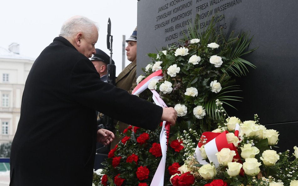 Jarosław Kaczyński składa wieniec przed pomnikiem ofiar katastrofy smoleńskiej na pl. Piłsudskiego w