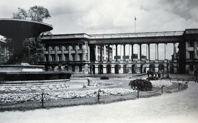 Stare zdjęcie Pałacu Saskiego. Widok od strony fontanny w Ogrodzie Saskim