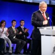 Prezes Jarosław Kaczyński i młodzi sympatycy PiS
