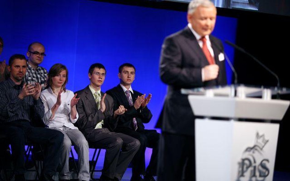 Prezes Jarosław Kaczyński i młodzi sympatycy PiS