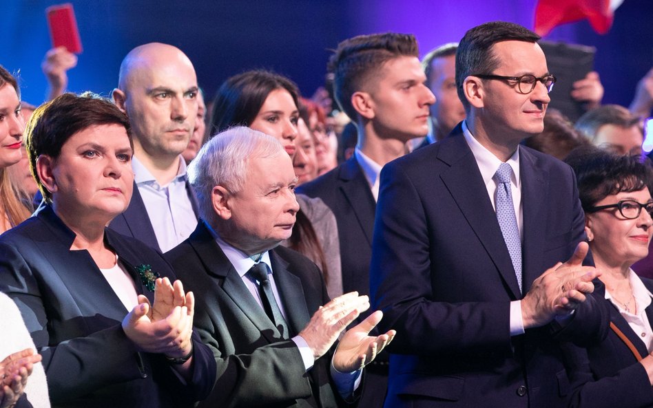 Byli premierzy Beata Szydło, Jarosław Kaczyński i Mateusz Morawiecki w czasie konwencji wyborczej An