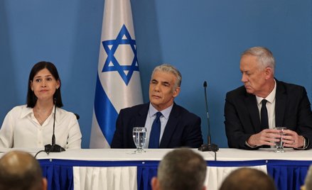 Premier Izraela Jair Lapid (w środku) i minister obrony Beni Ganc (po prawej)