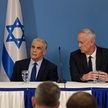 Premier Izraela Jair Lapid (w środku) i minister obrony Beni Ganc (po prawej)