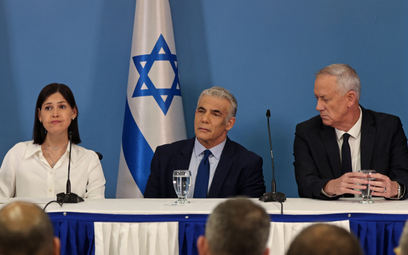 Premier Izraela Jair Lapid (w środku) i minister obrony Beni Ganc (po prawej)