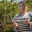 Protestant w masce Władimira Putina. Antywojenny protest przed rosyjską ambasadą, 4 czerwca