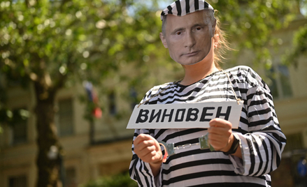 Protestant w masce Władimira Putina. Antywojenny protest przed rosyjską ambasadą, 4 czerwca