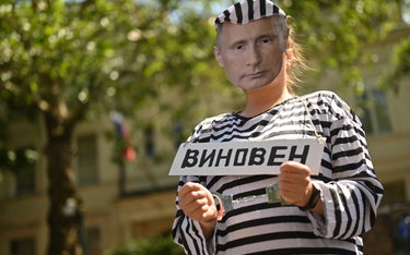 Protestant w masce Władimira Putina. Antywojenny protest przed rosyjską ambasadą, 4 czerwca
