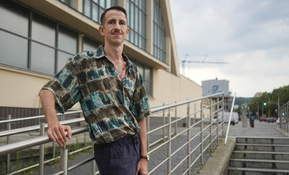 Grzegorz Piątek w modernistycznej Gdyni