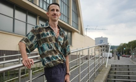 Grzegorz Piątek w modernistycznej Gdyni