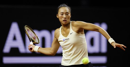 W zeszłym roku Qinwen Zheng (na zdjęciu) potrafiła w Paryżu postraszyć Igę, przedłużając walkę do tr