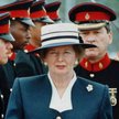 Premier Margaret Thatcher podczas inspekcji wojsk na Bermudach w 1990 r.