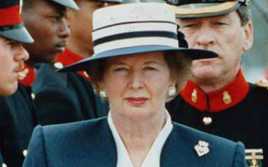 Premier Margaret Thatcher podczas inspekcji wojsk na Bermudach w 1990 r.