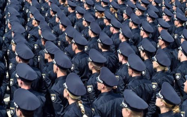 Przysięga nowych policjantów na placu Sofijewskim w Kijowie