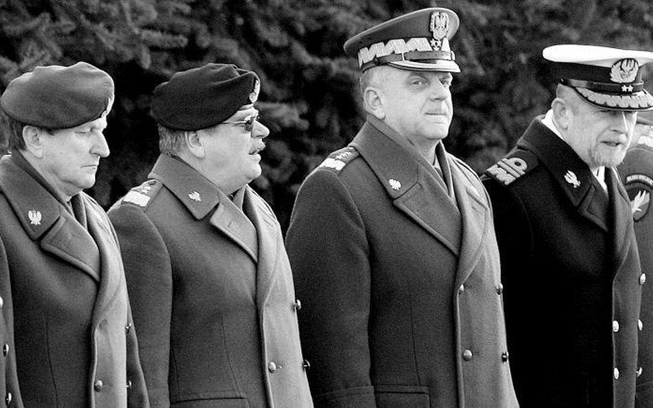 W katastrofie zginęli m.in. (od lewej) gen. Bronisław Kwiatkowski, gen. Tadeusz Buk, gen. Andrzej Bł