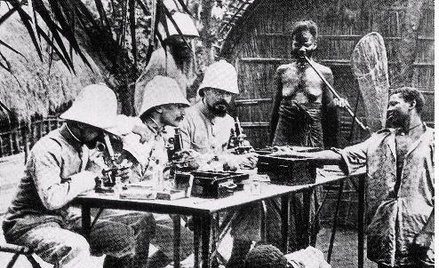 W Afryce Robert Koch (trzeci od lewej) pobierał krew od chorych, aby wyizolować drobnoustrój wywołuj