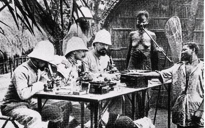 W Afryce Robert Koch (trzeci od lewej) pobierał krew od chorych, aby wyizolować drobnoustrój wywołuj