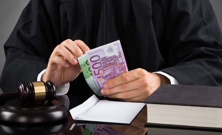 Nakaz doprowadzenia do aresztu śledczego byłego sędziego skazanego za korupcję