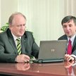 Herbert Wirth, prezes KGHM (z lewej), i wiceprezes Maciej Tybura informują, że pod koniec sierpnia m