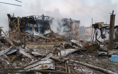 Dniepr (obwód dniepropetrowski), zniszczony na skutek nalotu budynek wytwórni obuwia, fotografia z 1