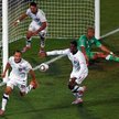 Landon Donovan (z lewej) właśnie zapewnił Amerykanom awans