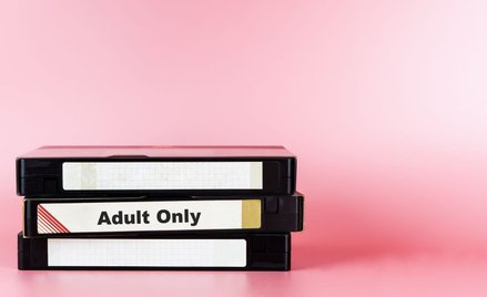 Wyrzucili kolekcję porno syna, muszą zapłacić zadośćuczynienie