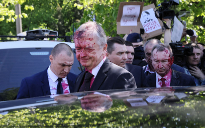 Ambasador Federacji Rosyjskiej w Polsce Siergiej Andriejew oblany czerwoną farbą przez uczestników p