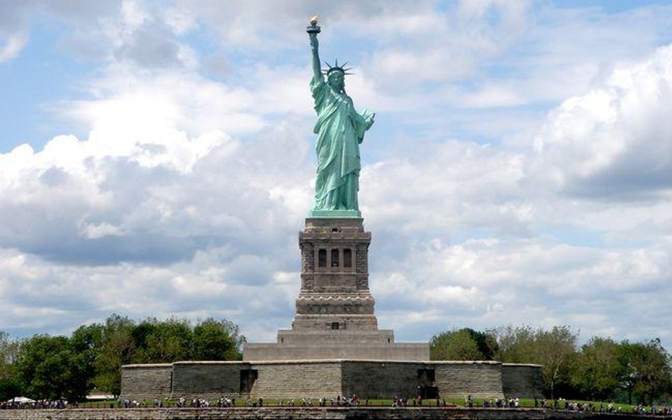 VAT i PIT: Rozliczenie sprzedaży przez pośrednika w USA