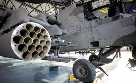 Śmigłowiec szturmowy Boeing AH-64E Apache Guardian na lotnisku 56. Bazy Lotniczej w Latkowie k. Inow