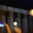 Protestujący z płonącymi świecami przed siedzibą SN