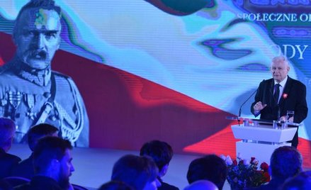 Duch myśli Marszałka obecny jest w polityce Jarosława Kaczyńskiego. Na zdjęciu prezes PiS przemawia 