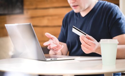 Coraz więcej Polaków bankuje tylko ze smartfona