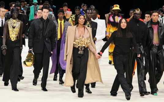 Naomi Campbell podczas finału pokazu Balmain podczas tygodnia mody w Paryżu w styczniu 2024 roku.