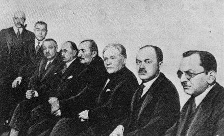 Proces brzeski 1931–1932 r. przed Sądem Okręgowym w Warszawie. Fragment ławy oskarżonych, od lewej: 