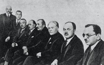Proces brzeski 1931–1932 r. przed Sądem Okręgowym w Warszawie. Fragment ławy oskarżonych, od lewej: 